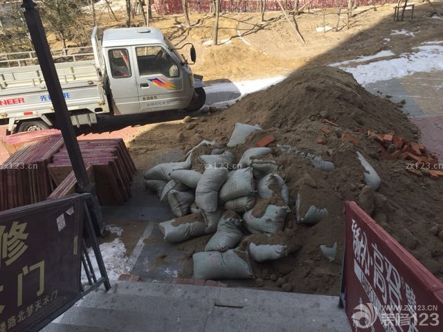 新家裝修的泥木階段還是比較放心的，水泥和地板進(jìn)場了，裝修師傅還是很給力的，在約定的時間就到場了，而且很快就將材料準(zhǔn)備好了，特別是在施工的時候很仔細(xì)，很負(fù)責(zé)任。