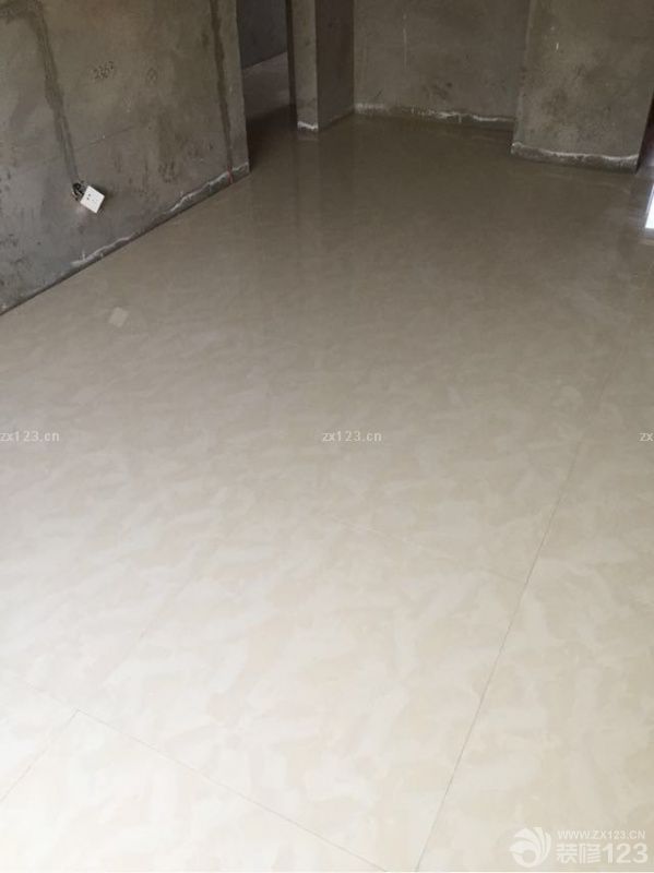 新家裝修的泥木階段還是比較放心的，水泥和地板進(jìn)場了，裝修師傅還是很給力的，在約定的時間就到場了，而且很快就將材料準(zhǔn)備好了，特別是在施工的時候很仔細(xì)，很負(fù)責(zé)任。