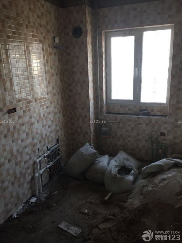 新家裝修的泥木階段還是比較放心的，水泥和地板進(jìn)場了，裝修師傅還是很給力的，在約定的時間就到場了，而且很快就將材料準(zhǔn)備好了，特別是在施工的時候很仔細(xì)，很負(fù)責(zé)任。