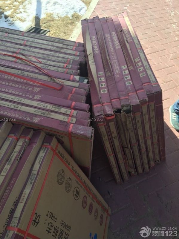 新家裝修的泥木階段還是比較放心的，水泥和地板進(jìn)場了，裝修師傅還是很給力的，在約定的時間就到場了，而且很快就將材料準(zhǔn)備好了，特別是在施工的時候很仔細(xì)，很負(fù)責(zé)任。