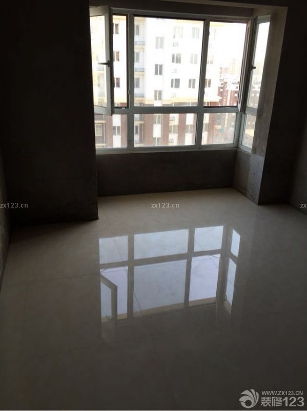 新家裝修的泥木階段還是比較放心的，水泥和地板進(jìn)場了，裝修師傅還是很給力的，在約定的時間就到場了，而且很快就將材料準(zhǔn)備好了，特別是在施工的時候很仔細(xì)，很負(fù)責(zé)任。