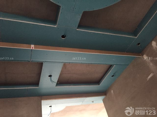 木工階段了，不知不覺新家越來越有樣子了，越來越期待新家的樣子了。所以我們已經(jīng)忘記了在裝修時候的辛苦了，材料方面是師傅推薦的，我們只是去看了看，質(zhì)量還是很不錯的，因為師傅為人老實，所以我們還是很煩心的。