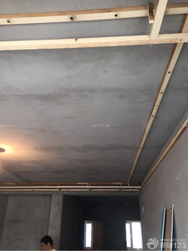 木工階段了，不知不覺新家越來越有樣子了，越來越期待新家的樣子了。所以我們已經(jīng)忘記了在裝修時候的辛苦了，材料方面是師傅推薦的，我們只是去看了看，質(zhì)量還是很不錯的，因為師傅為人老實，所以我們還是很煩心的。