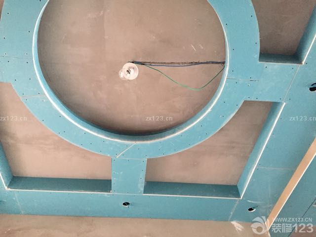 木工階段了，不知不覺新家越來越有樣子了，越來越期待新家的樣子了。所以我們已經(jīng)忘記了在裝修時候的辛苦了，材料方面是師傅推薦的，我們只是去看了看，質(zhì)量還是很不錯的，因為師傅為人老實，所以我們還是很煩心的。