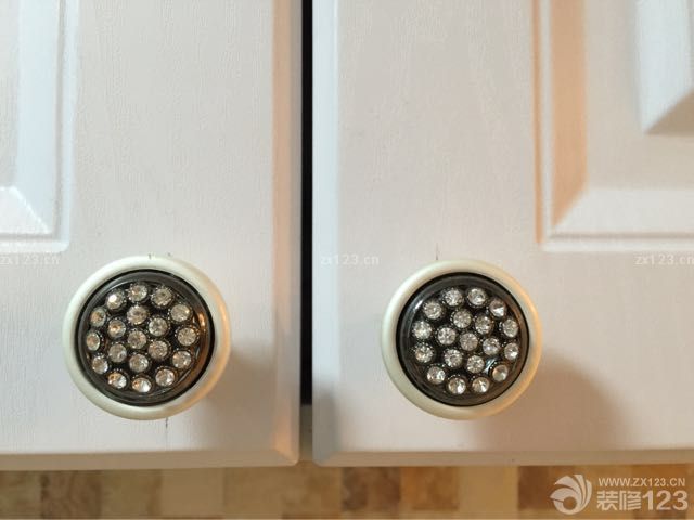 終于等到新家裝修竣工的時候了，整個裝修的過程是很辛苦的，但是結(jié)果卻是很溫馨的，因為之前在裝修開始的 時候選擇對了裝修師傅，所以我們的施工過程還是很順利，沒有出現(xiàn)返工的事情出現(xiàn)，很多時候我們都是將精力放在了采購材料和準(zhǔn)備下一個工序上面，新家裝修完成了，整體花費下來是14萬左右，還是很滿意的。