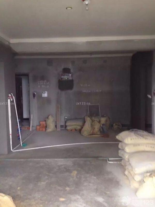 裝修開始進入到水電改造階段了，很多時候我們都會在現(xiàn)場監(jiān)督著，一是想將線路的布局弄的更方便一點，二是為了避免整個裝修的時候質(zhì)量問題，導致以后返工會比較麻煩，所以在裝修的時候我們都會在現(xiàn)場監(jiān)督著。