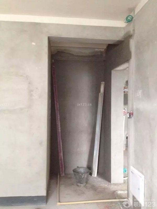 裝修開始進入到水電改造階段了，很多時候我們都會在現(xiàn)場監(jiān)督著，一是想將線路的布局弄的更方便一點，二是為了避免整個裝修的時候質(zhì)量問題，導致以后返工會比較麻煩，所以在裝修的時候我們都會在現(xiàn)場監(jiān)督著。