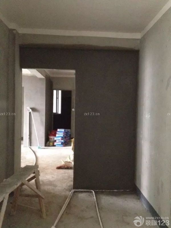 裝修開始進入到水電改造階段了，很多時候我們都會在現(xiàn)場監(jiān)督著，一是想將線路的布局弄的更方便一點，二是為了避免整個裝修的時候質(zhì)量問題，導致以后返工會比較麻煩，所以在裝修的時候我們都會在現(xiàn)場監(jiān)督著。