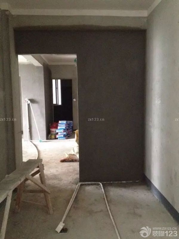 裝修開始進入到水電改造階段了，很多時候我們都會在現(xiàn)場監(jiān)督著，一是想將線路的布局弄的更方便一點，二是為了避免整個裝修的時候質(zhì)量問題，導致以后返工會比較麻煩，所以在裝修的時候我們都會在現(xiàn)場監(jiān)督著。