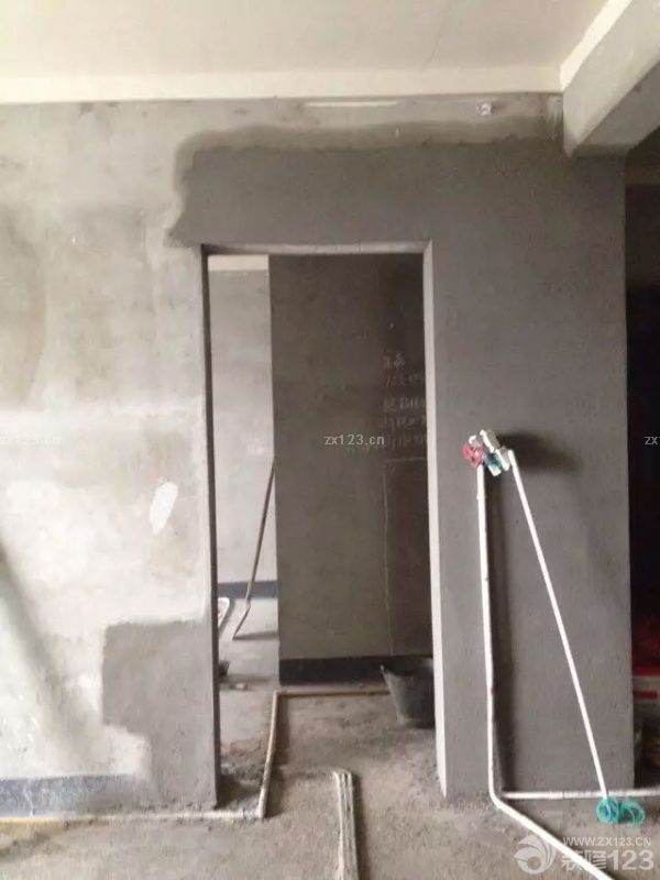 裝修開始進入到水電改造階段了，很多時候我們都會在現(xiàn)場監(jiān)督著，一是想將線路的布局弄的更方便一點，二是為了避免整個裝修的時候質(zhì)量問題，導致以后返工會比較麻煩，所以在裝修的時候我們都會在現(xiàn)場監(jiān)督著。