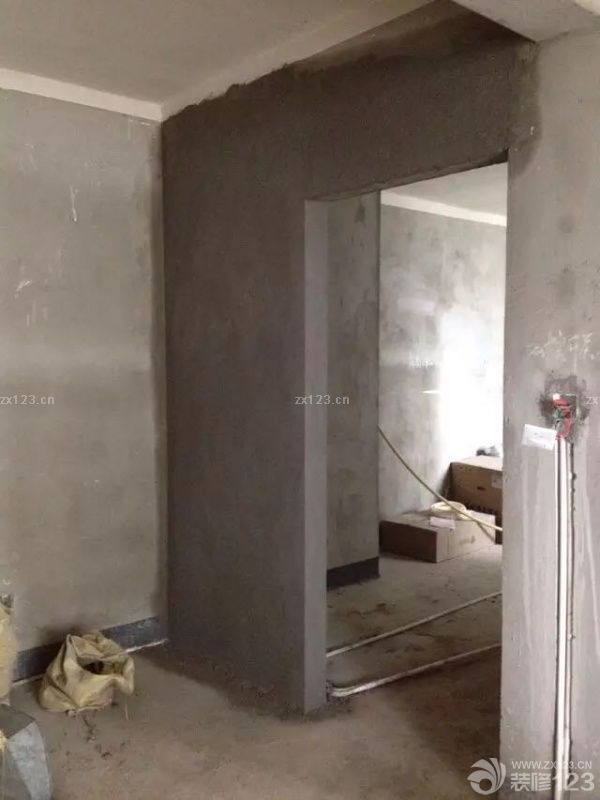 裝修開始進入到水電改造階段了，很多時候我們都會在現(xiàn)場監(jiān)督著，一是想將線路的布局弄的更方便一點，二是為了避免整個裝修的時候質(zhì)量問題，導致以后返工會比較麻煩，所以在裝修的時候我們都會在現(xiàn)場監(jiān)督著。