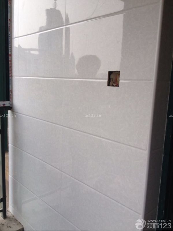 瓷磚這一部分是我們在很多地方對比之后發(fā)現(xiàn)的，首先我們會去看價格，之后我們會在更多的地方做質(zhì)量對比，畢竟瓷磚還是很重要的一個環(huán)節(jié)，而且瓷磚也是很脆弱的，選好瓷磚是很關(guān)鍵的。