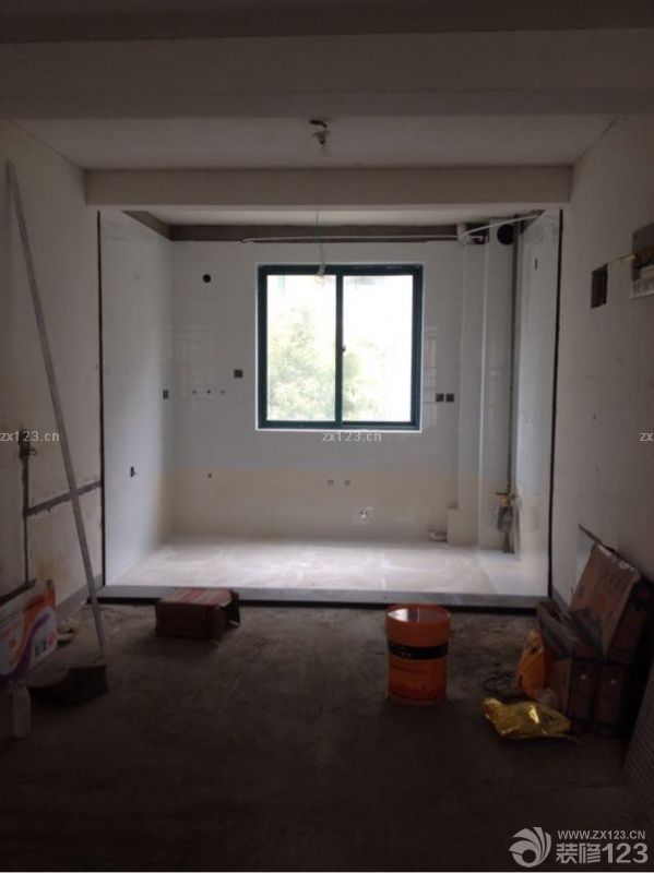 瓷磚這一部分是我們在很多地方對比之后發(fā)現(xiàn)的，首先我們會去看價格，之后我們會在更多的地方做質(zhì)量對比，畢竟瓷磚還是很重要的一個環(huán)節(jié)，而且瓷磚也是很脆弱的，選好瓷磚是很關(guān)鍵的。