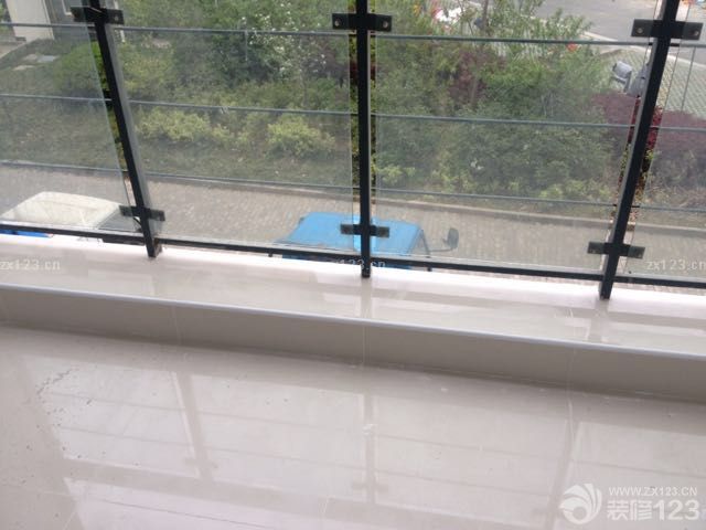 瓷磚這一部分是我們在很多地方對比之后發(fā)現(xiàn)的，首先我們會去看價格，之后我們會在更多的地方做質(zhì)量對比，畢竟瓷磚還是很重要的一個環(huán)節(jié)，而且瓷磚也是很脆弱的，選好瓷磚是很關(guān)鍵的。