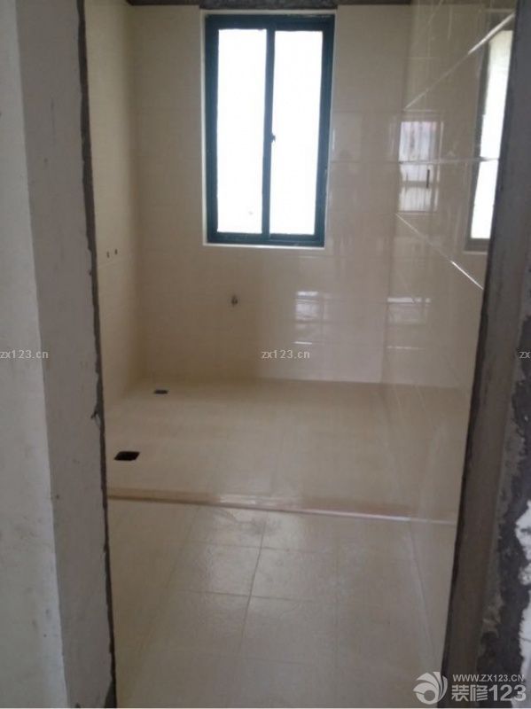 瓷磚這一部分是我們在很多地方對比之后發(fā)現(xiàn)的，首先我們會去看價格，之后我們會在更多的地方做質(zhì)量對比，畢竟瓷磚還是很重要的一個環(huán)節(jié)，而且瓷磚也是很脆弱的，選好瓷磚是很關(guān)鍵的。