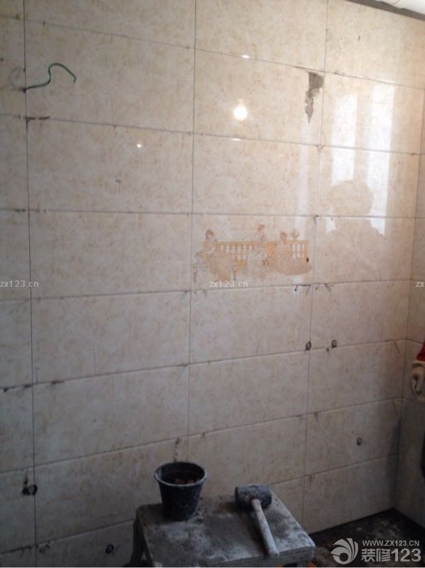 瓷磚這一部分是我們在很多地方對比之后發(fā)現(xiàn)的，首先我們會去看價格，之后我們會在更多的地方做質(zhì)量對比，畢竟瓷磚還是很重要的一個環(huán)節(jié)，而且瓷磚也是很脆弱的，選好瓷磚是很關(guān)鍵的。