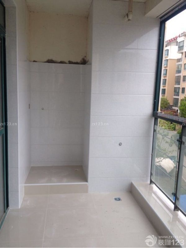 瓷磚這一部分是我們在很多地方對比之后發(fā)現(xiàn)的，首先我們會去看價格，之后我們會在更多的地方做質(zhì)量對比，畢竟瓷磚還是很重要的一個環(huán)節(jié)，而且瓷磚也是很脆弱的，選好瓷磚是很關(guān)鍵的。