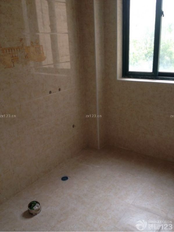 瓷磚這一部分是我們在很多地方對比之后發(fā)現(xiàn)的，首先我們會去看價格，之后我們會在更多的地方做質(zhì)量對比，畢竟瓷磚還是很重要的一個環(huán)節(jié)，而且瓷磚也是很脆弱的，選好瓷磚是很關(guān)鍵的。