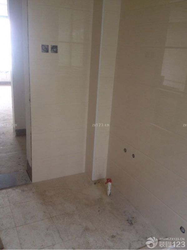 瓷磚這一部分是我們在很多地方對比之后發(fā)現(xiàn)的，首先我們會去看價格，之后我們會在更多的地方做質(zhì)量對比，畢竟瓷磚還是很重要的一個環(huán)節(jié)，而且瓷磚也是很脆弱的，選好瓷磚是很關(guān)鍵的。