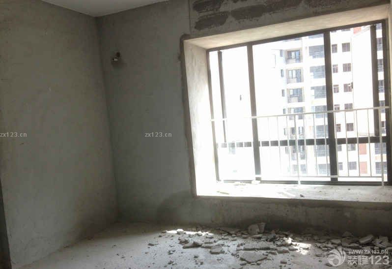 新家開始裝修了，雖然現(xiàn)在是毛坯房的樣子，但是我很期待未來的時候它呈現(xiàn)出的溫馨小家的樣子。在我們的努力下，一定會是很溫馨的。