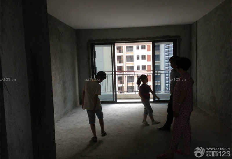 新家開始裝修了，雖然現(xiàn)在是毛坯房的樣子，但是我很期待未來的時候它呈現(xiàn)出的溫馨小家的樣子。在我們的努力下，一定會是很溫馨的。