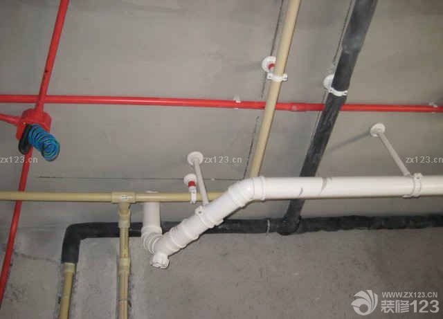 裝修進入到了水電安裝部分了，還是很不錯的，裝修的師傅很早就來到了我們的新家，看了看布局，很快就決定了方案，過了幾天就來施工了，效率還是很不錯的。