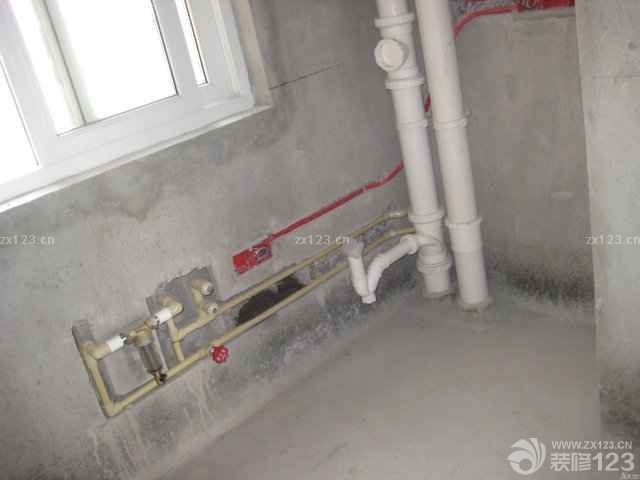 裝修進入到了水電安裝部分了，還是很不錯的，裝修的師傅很早就來到了我們的新家，看了看布局，很快就決定了方案，過了幾天就來施工了，效率還是很不錯的。