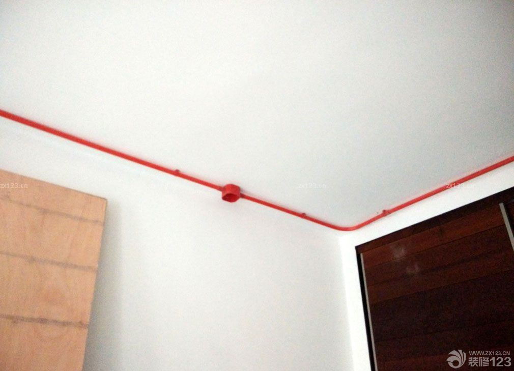 新家裝飾開始的時(shí)候肯定是辛苦的，特別是在裝修整個(gè)翻新老房子的時(shí)候是相對(duì)比較困難的，水電改造就是其中一個(gè)，先來(lái)看看我們前期的照片吧。