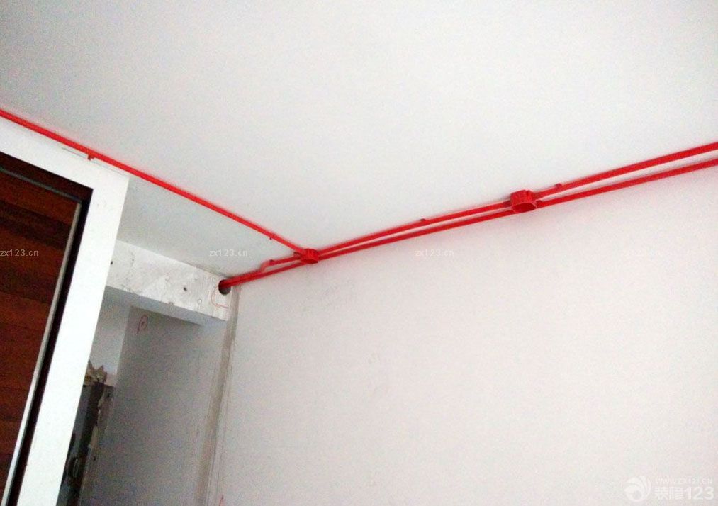 新家裝飾開始的時(shí)候肯定是辛苦的，特別是在裝修整個(gè)翻新老房子的時(shí)候是相對(duì)比較困難的，水電改造就是其中一個(gè)，先來(lái)看看我們前期的照片吧。