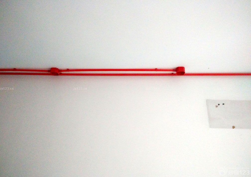 新家裝飾開始的時(shí)候肯定是辛苦的，特別是在裝修整個(gè)翻新老房子的時(shí)候是相對(duì)比較困難的，水電改造就是其中一個(gè)，先來(lái)看看我們前期的照片吧。