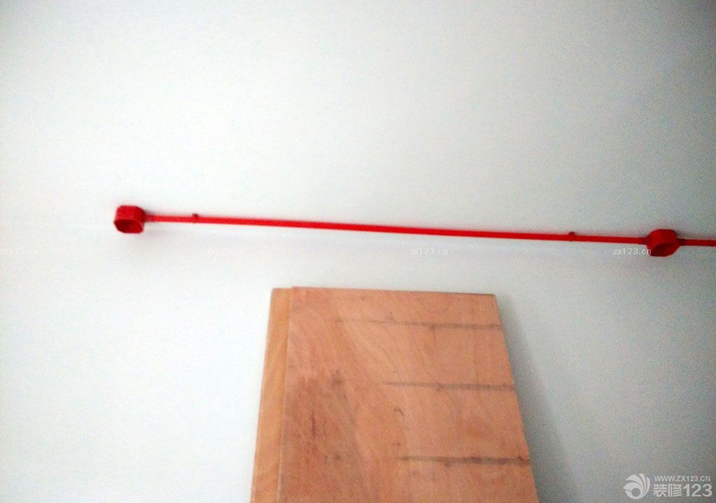 新家裝飾開始的時(shí)候肯定是辛苦的，特別是在裝修整個(gè)翻新老房子的時(shí)候是相對(duì)比較困難的，水電改造就是其中一個(gè)，先來(lái)看看我們前期的照片吧。