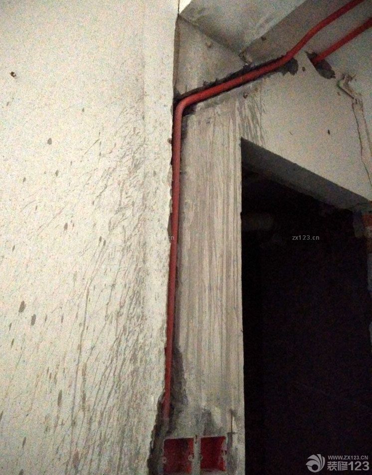 新家裝飾開始的時(shí)候肯定是辛苦的，特別是在裝修整個(gè)翻新老房子的時(shí)候是相對(duì)比較困難的，水電改造就是其中一個(gè)，先來(lái)看看我們前期的照片吧。