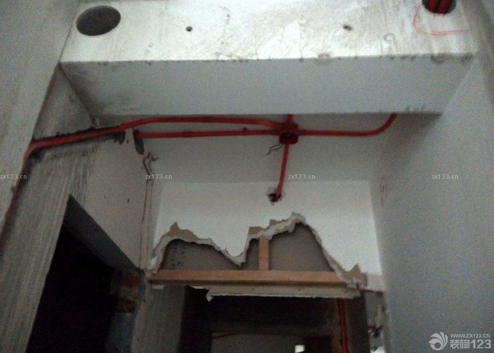 新家裝飾開始的時(shí)候肯定是辛苦的，特別是在裝修整個(gè)翻新老房子的時(shí)候是相對(duì)比較困難的，水電改造就是其中一個(gè)，先來(lái)看看我們前期的照片吧。