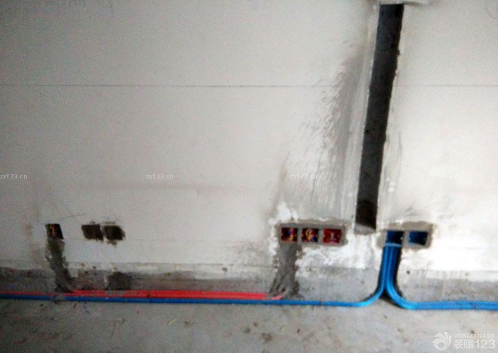 新家裝飾開始的時(shí)候肯定是辛苦的，特別是在裝修整個(gè)翻新老房子的時(shí)候是相對(duì)比較困難的，水電改造就是其中一個(gè)，先來(lái)看看我們前期的照片吧。