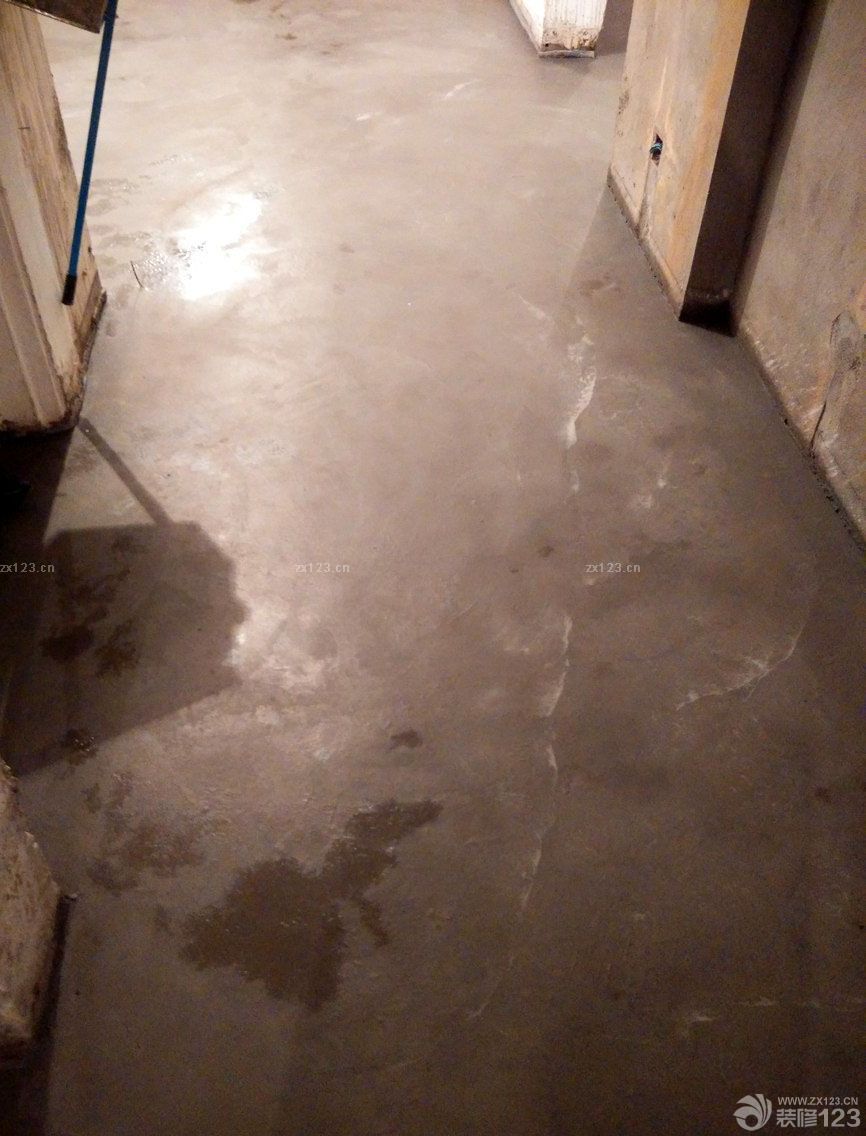 防水工程是必須要注意的，因?yàn)閾?dān)心之后會(huì)影響到樓下的裝修問題，所以在做防水的時(shí)候我們特地在現(xiàn)場(chǎng)監(jiān)督著，并且將水測(cè)試的時(shí)間延長(zhǎng)了兩個(gè)，以確保不會(huì)漏水。