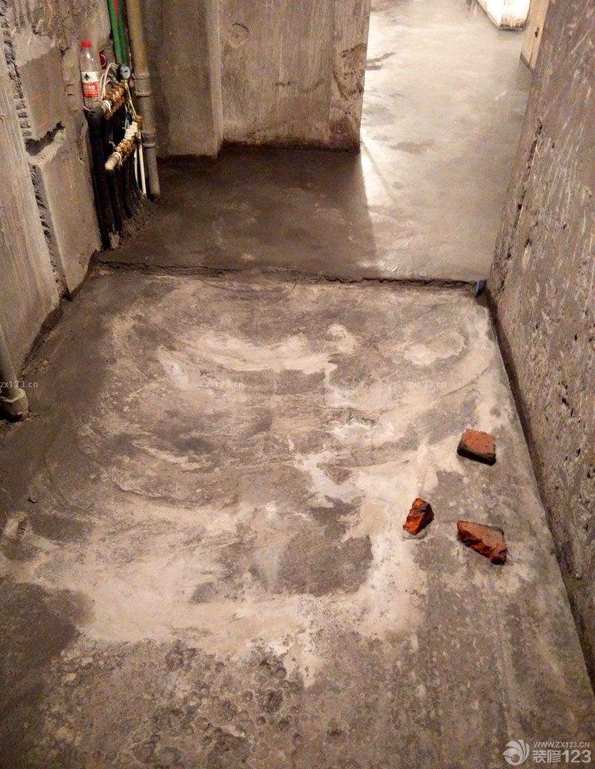 防水工程是必須要注意的，因?yàn)閾?dān)心之后會(huì)影響到樓下的裝修問題，所以在做防水的時(shí)候我們特地在現(xiàn)場(chǎng)監(jiān)督著，并且將水測(cè)試的時(shí)間延長(zhǎng)了兩個(gè)，以確保不會(huì)漏水。