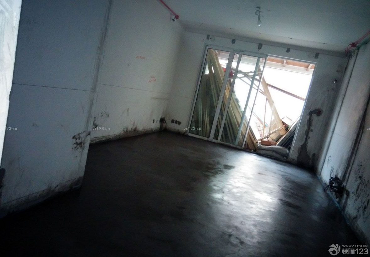 防水工程是必須要注意的，因?yàn)閾?dān)心之后會(huì)影響到樓下的裝修問題，所以在做防水的時(shí)候我們特地在現(xiàn)場(chǎng)監(jiān)督著，并且將水測(cè)試的時(shí)間延長(zhǎng)了兩個(gè)，以確保不會(huì)漏水。