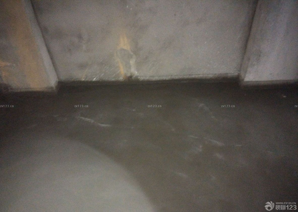 防水工程是必須要注意的，因?yàn)閾?dān)心之后會(huì)影響到樓下的裝修問題，所以在做防水的時(shí)候我們特地在現(xiàn)場(chǎng)監(jiān)督著，并且將水測(cè)試的時(shí)間延長(zhǎng)了兩個(gè)，以確保不會(huì)漏水。