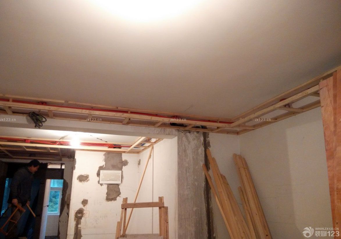 木工階段是我們比較放心也是喜歡的，因?yàn)楹芏嗉揖叨际俏覀冏约涸O(shè)計(jì)的，并沒有在家具市場(chǎng)去購(gòu)買，所以在打造起來(lái)會(huì)特別的有意思，而且與整個(gè)新家會(huì)更加的搭配。而且在質(zhì)量方面我們也會(huì)更加的放心一點(diǎn)。