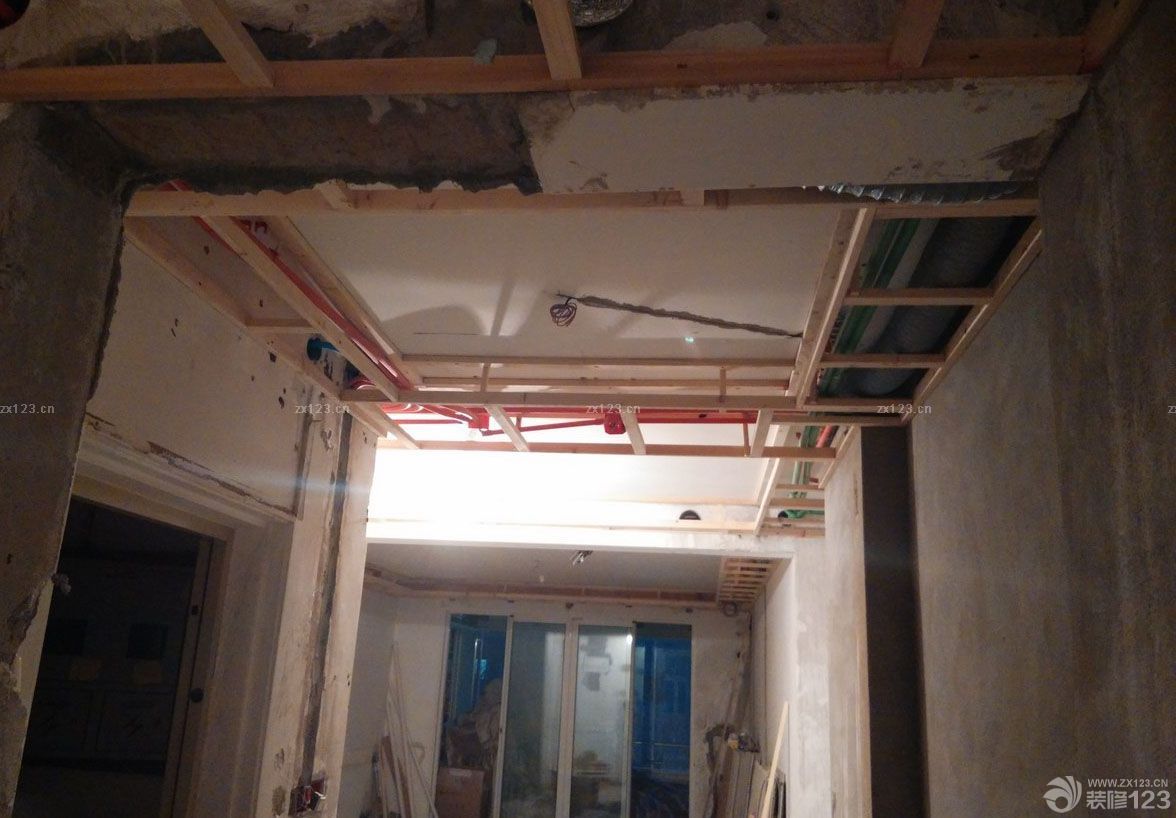 木工階段是我們比較放心也是喜歡的，因?yàn)楹芏嗉揖叨际俏覀冏约涸O(shè)計(jì)的，并沒有在家具市場(chǎng)去購(gòu)買，所以在打造起來(lái)會(huì)特別的有意思，而且與整個(gè)新家會(huì)更加的搭配。而且在質(zhì)量方面我們也會(huì)更加的放心一點(diǎn)。