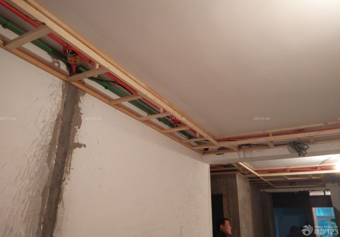 木工階段是我們比較放心也是喜歡的，因?yàn)楹芏嗉揖叨际俏覀冏约涸O(shè)計(jì)的，并沒有在家具市場(chǎng)去購(gòu)買，所以在打造起來(lái)會(huì)特別的有意思，而且與整個(gè)新家會(huì)更加的搭配。而且在質(zhì)量方面我們也會(huì)更加的放心一點(diǎn)。