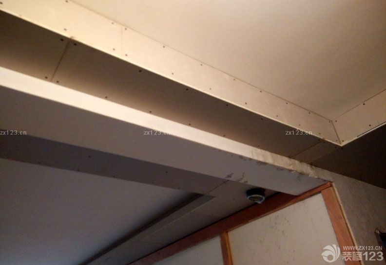 木工階段是我們比較放心也是喜歡的，因?yàn)楹芏嗉揖叨际俏覀冏约涸O(shè)計(jì)的，并沒有在家具市場(chǎng)去購(gòu)買，所以在打造起來(lái)會(huì)特別的有意思，而且與整個(gè)新家會(huì)更加的搭配。而且在質(zhì)量方面我們也會(huì)更加的放心一點(diǎn)。