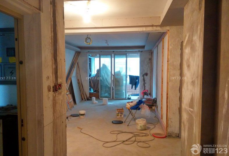 木工階段是我們比較放心也是喜歡的，因?yàn)楹芏嗉揖叨际俏覀冏约涸O(shè)計(jì)的，并沒有在家具市場(chǎng)去購(gòu)買，所以在打造起來(lái)會(huì)特別的有意思，而且與整個(gè)新家會(huì)更加的搭配。而且在質(zhì)量方面我們也會(huì)更加的放心一點(diǎn)。