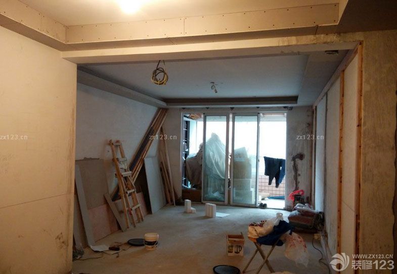 木工階段是我們比較放心也是喜歡的，因?yàn)楹芏嗉揖叨际俏覀冏约涸O(shè)計(jì)的，并沒有在家具市場(chǎng)去購(gòu)買，所以在打造起來(lái)會(huì)特別的有意思，而且與整個(gè)新家會(huì)更加的搭配。而且在質(zhì)量方面我們也會(huì)更加的放心一點(diǎn)。