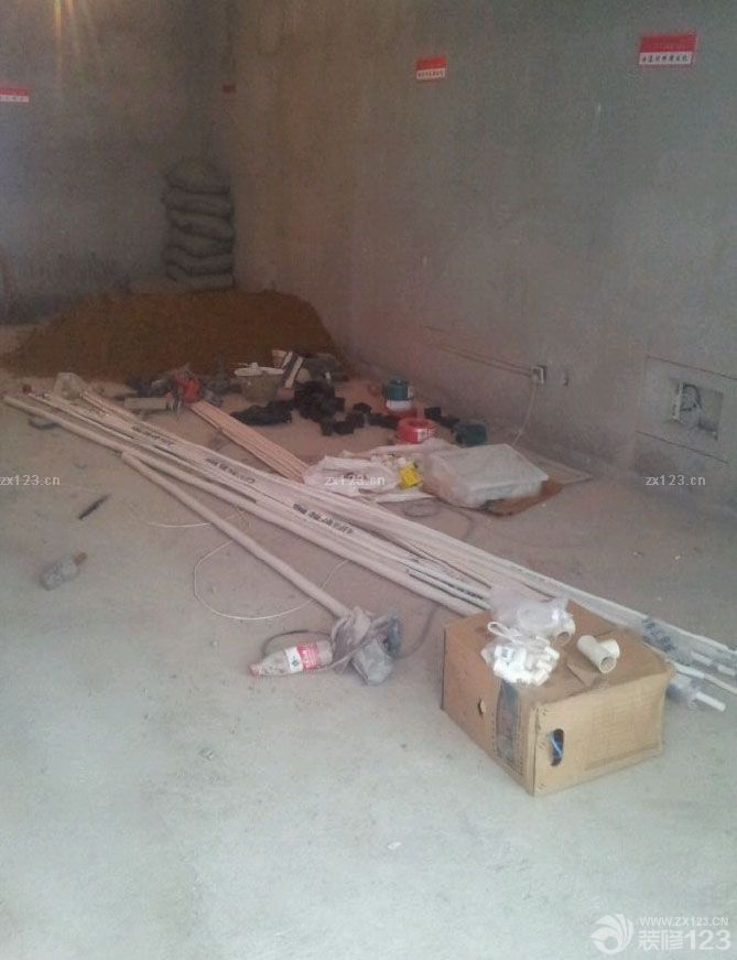 水電安裝準(zhǔn)備部分也是很重要，整個家里的水電是最關(guān)鍵的，從最小的布局加上水管的質(zhì)量問題，都需要人手來負(fù)責(zé)監(jiān)督的，所以我們在水電安裝的時候沒有半點(diǎn)松懈，擔(dān)心因?yàn)榉倒淼穆闊? data-jieduan=