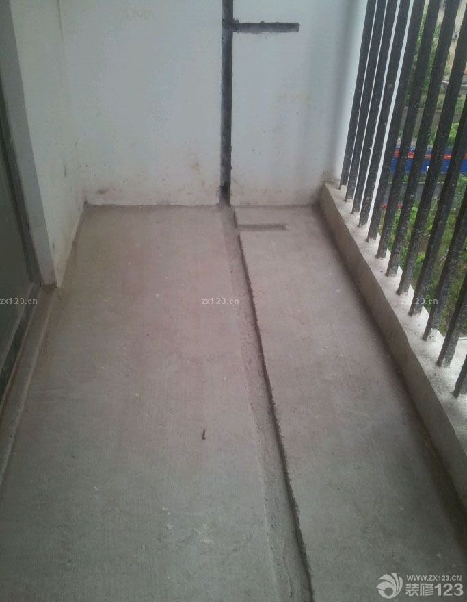 水電安裝準(zhǔn)備部分也是很重要，整個家里的水電是最關(guān)鍵的，從最小的布局加上水管的質(zhì)量問題，都需要人手來負(fù)責(zé)監(jiān)督的，所以我們在水電安裝的時候沒有半點(diǎn)松懈，擔(dān)心因?yàn)榉倒淼穆闊? data-jieduan=