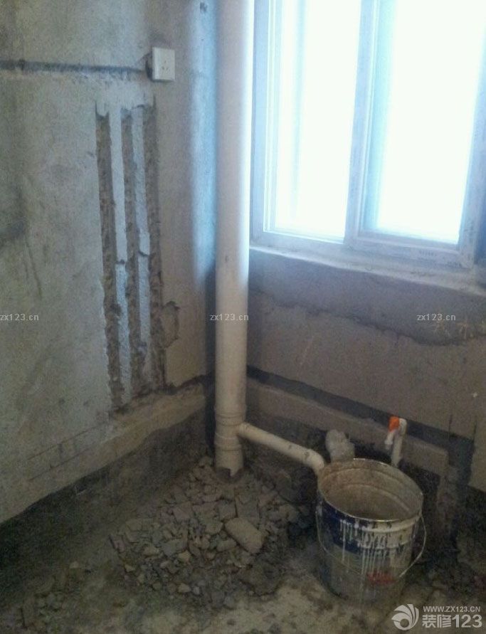 水電安裝準(zhǔn)備部分也是很重要，整個家里的水電是最關(guān)鍵的，從最小的布局加上水管的質(zhì)量問題，都需要人手來負(fù)責(zé)監(jiān)督的，所以我們在水電安裝的時候沒有半點(diǎn)松懈，擔(dān)心因?yàn)榉倒淼穆闊? data-jieduan=