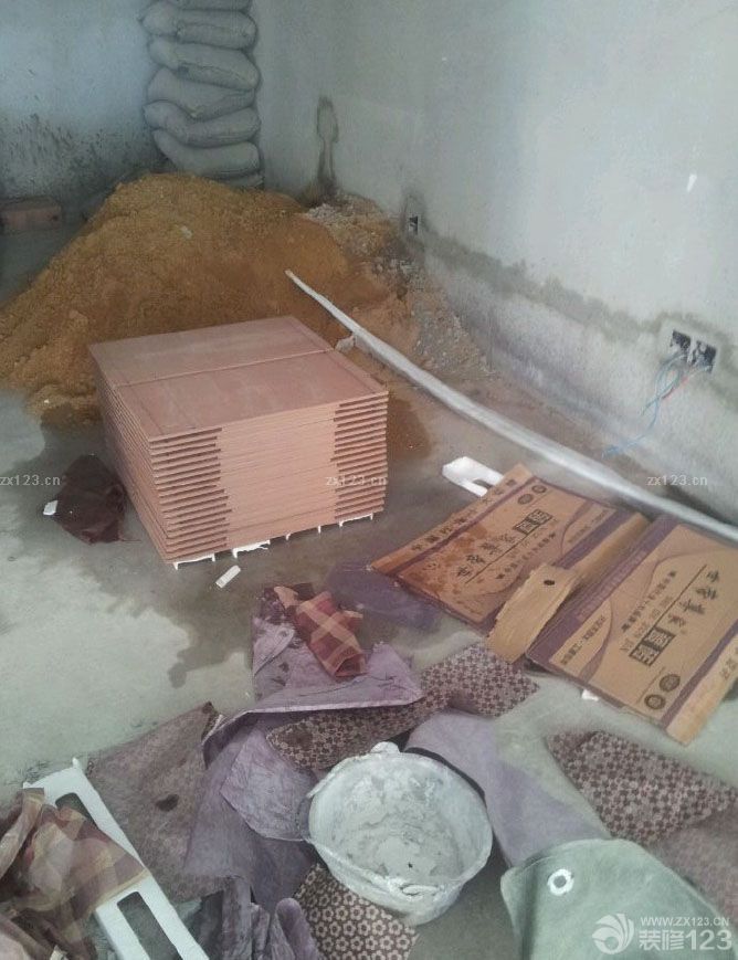 水電安裝準(zhǔn)備部分也是很重要，整個家里的水電是最關(guān)鍵的，從最小的布局加上水管的質(zhì)量問題，都需要人手來負(fù)責(zé)監(jiān)督的，所以我們在水電安裝的時候沒有半點(diǎn)松懈，擔(dān)心因?yàn)榉倒淼穆闊? data-jieduan=