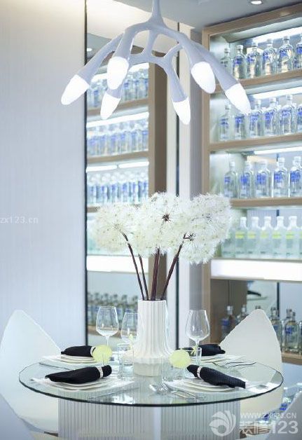 從小就喜歡蒲公英，想成為蒲公英那樣自由自在的去任何地方，長(zhǎng)大了之后發(fā)現(xiàn)其實(shí)自由才是最寶貴的，所以在新家裝飾的時(shí)候更多的時(shí)候是將主體設(shè)定為蒲公英，這樣也是是圓了小時(shí)候的一個(gè)夢(mèng)想吧。造價(jià)是15萬(wàn)，耗時(shí)五個(gè)月完成的新家就這樣呈現(xiàn)在我眼前了。