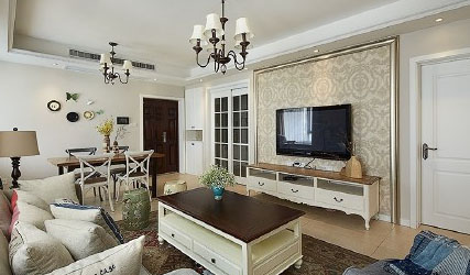 一直都喜歡歐式風(fēng)格，但是又對(duì)現(xiàn)代風(fēng)格情有獨(dú)鐘，所以在風(fēng)格方面很難選擇，最好經(jīng)過(guò)設(shè)計(jì)師的交流決定將風(fēng)格定為歐式風(fēng)格家，裝修開(kāi)始的時(shí)候并不是很順利，瓷磚方面因?yàn)樵谶\(yùn)輸方面出了點(diǎn)問(wèn)題，所以商家決定給我們重新?lián)Q了一批，所以耽誤了幾天的時(shí)間，還好后來(lái)的施工進(jìn)度還是很順利，溫馨的歐式與現(xiàn)代新家就這樣呈現(xiàn)出來(lái)了。